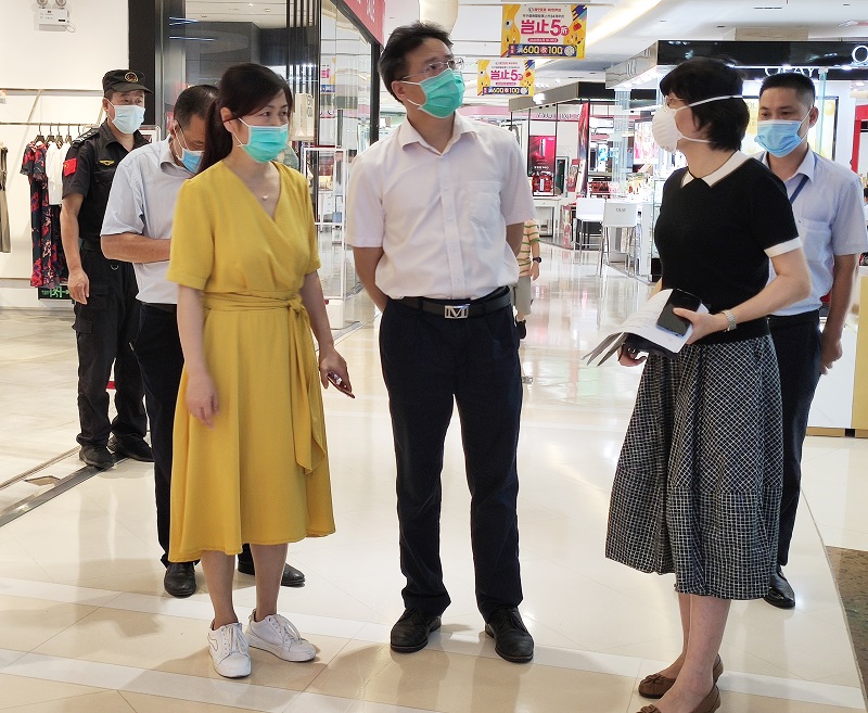 南寧百貨總經(jīng)理覃耀杯在新世界店檢查扶梯口告示張貼情況.jpg 南寧百貨總經(jīng)理覃耀杯在新世界店檢查扶梯口告示張貼情況.jpg